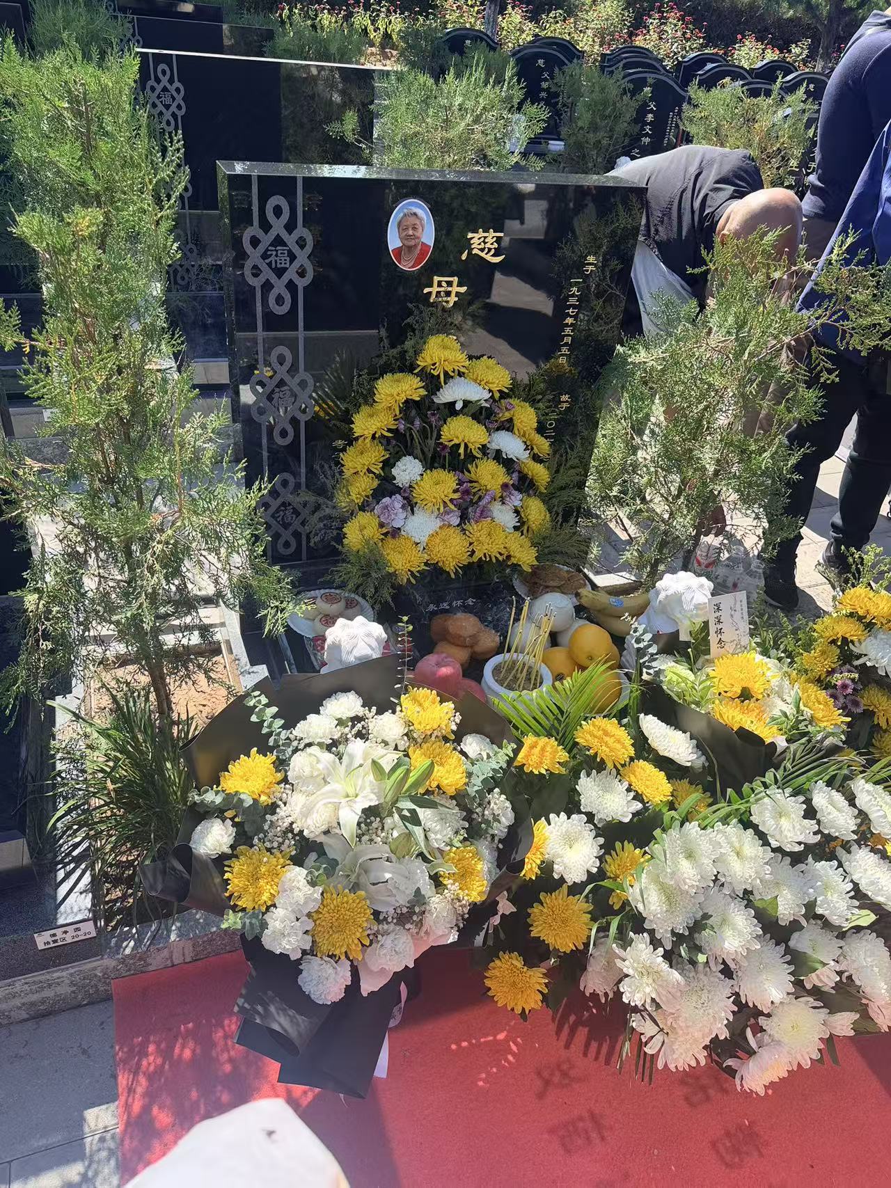 鲜花环绕的李淑娴女士安息之所